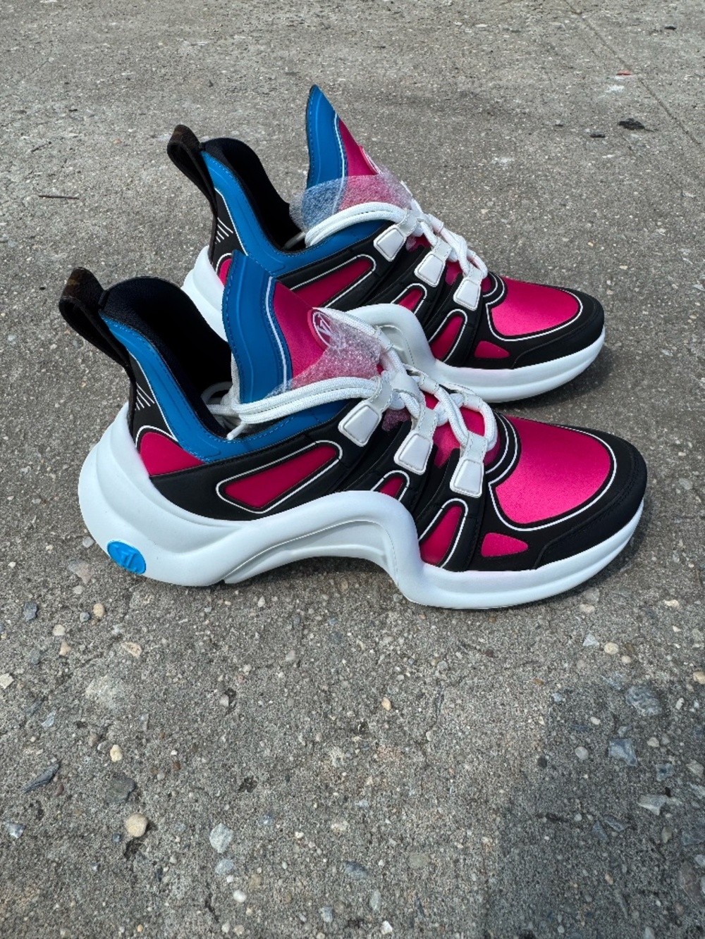 Louis Vuitton Arch Light Sneakers size 38 - Picture 3 of 15